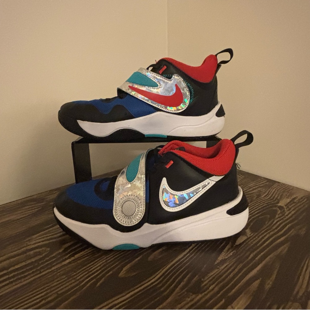 Nike Kids' Team Hustle D 11 SE with Size 5 1/2